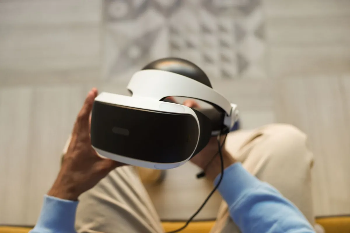 Mains tenant un casque de réalité virtuelle